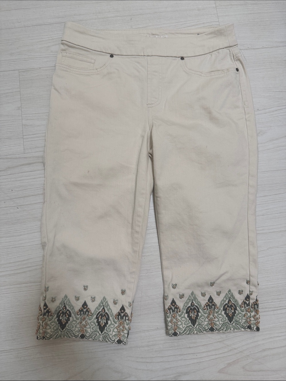 Chico’s Embroidered Pull On Capri’s